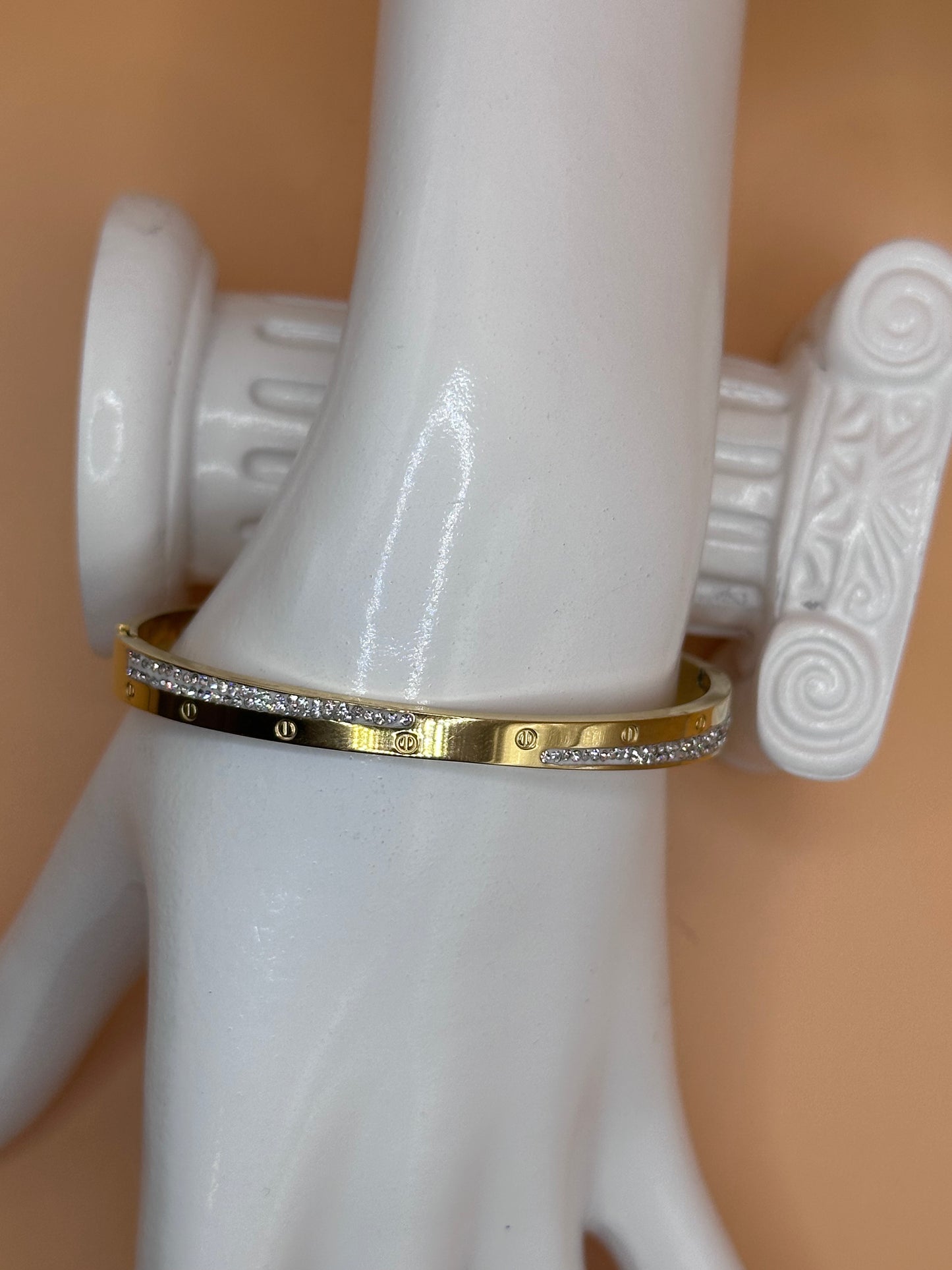Car T w/stones Bangle Gold