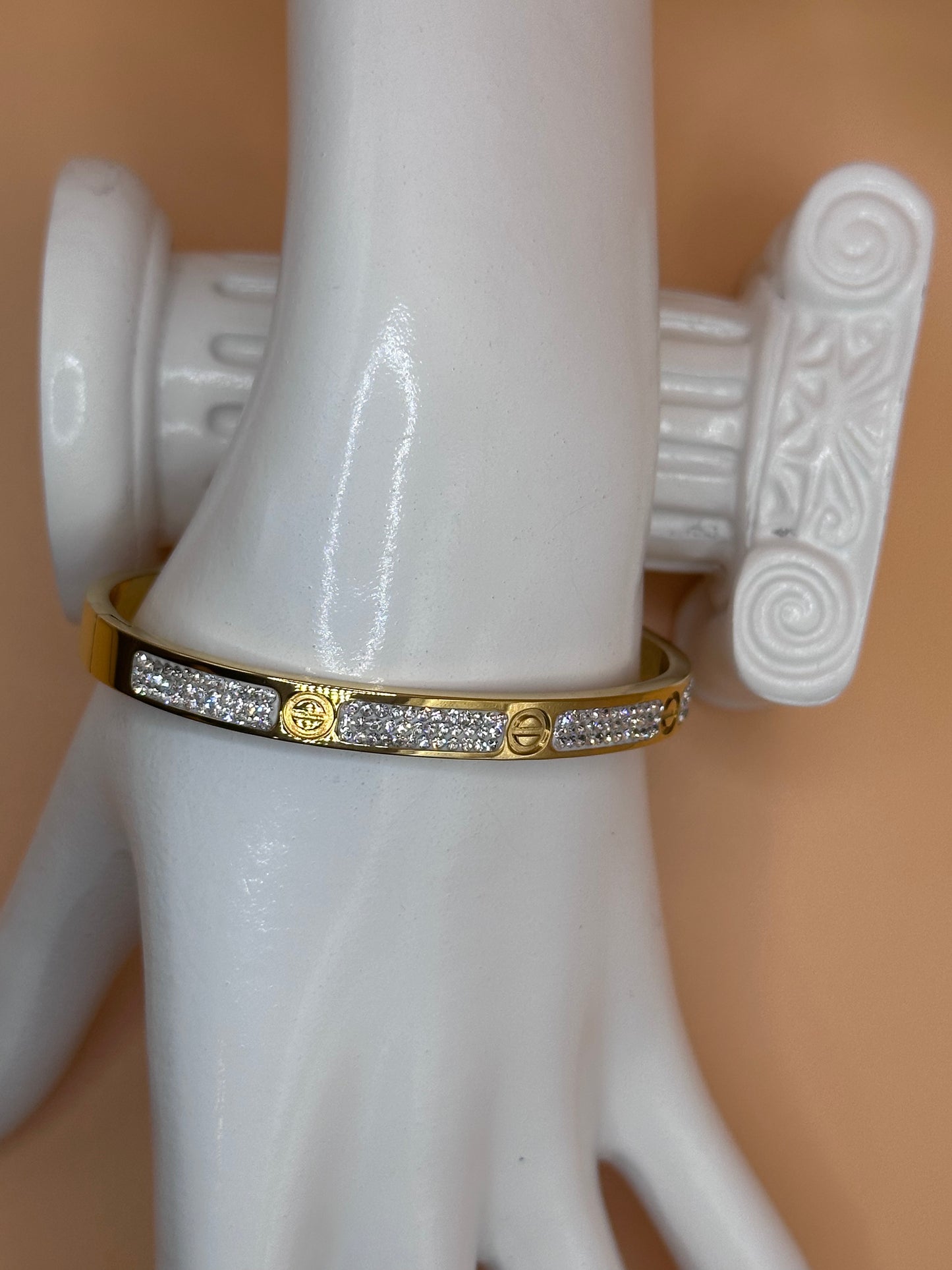 Car T w/stones Bangle Gold