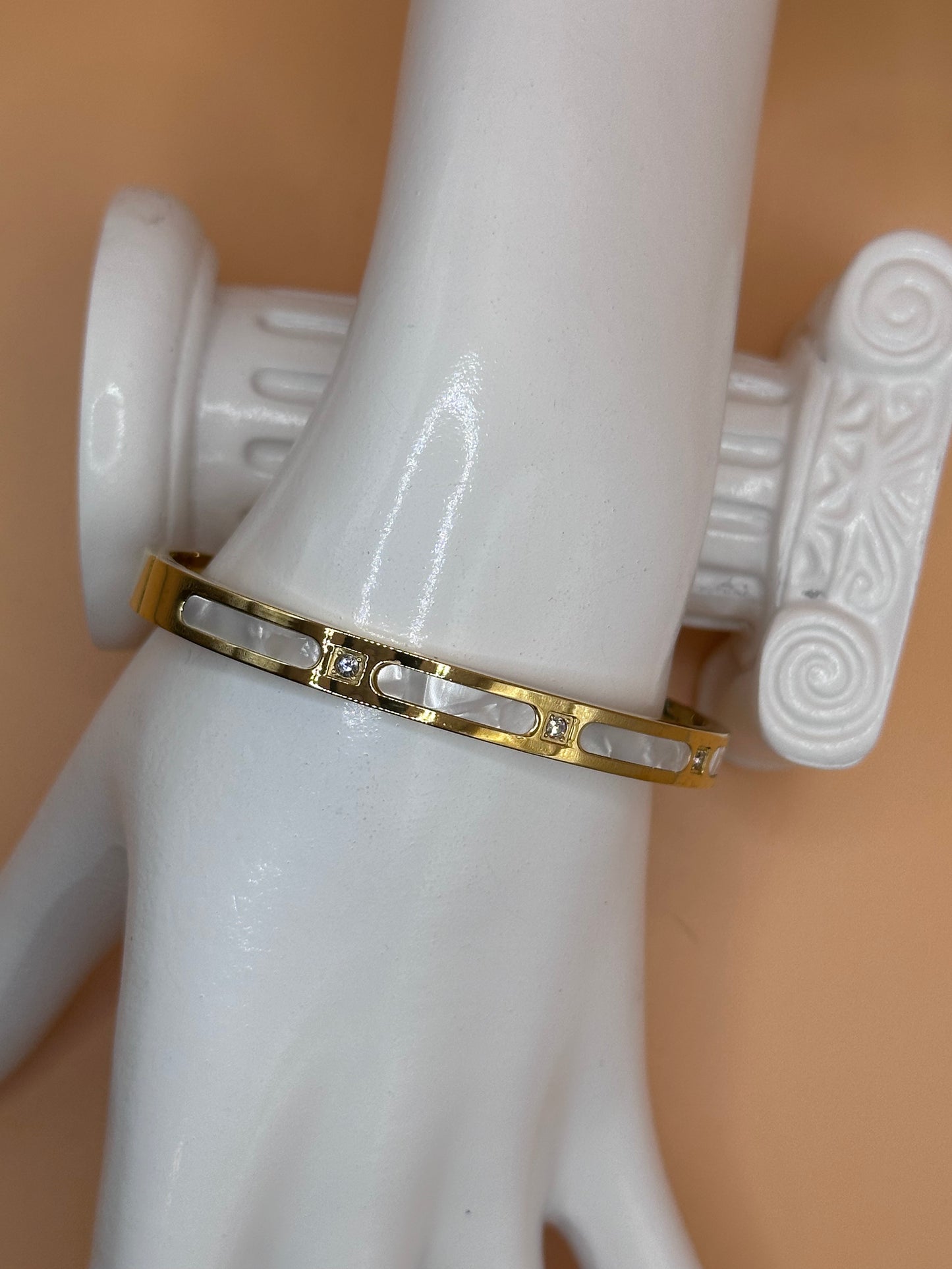 Car T w/stones Bangle Gold