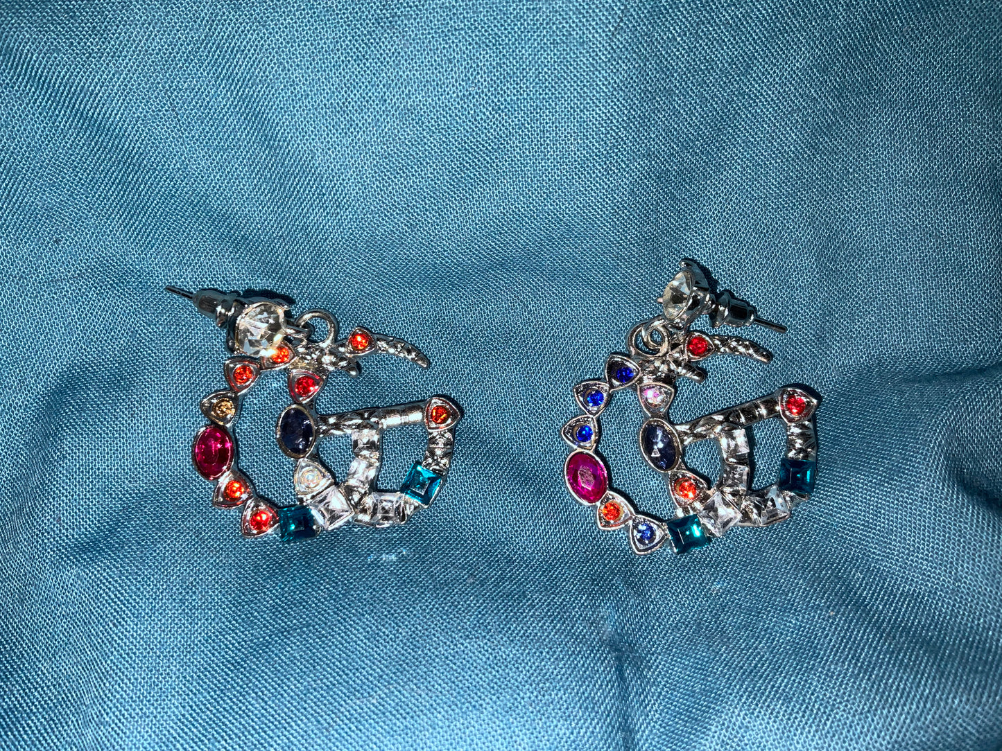 Pendientes de diseño inspirados en Pucchi con piedras multicolores plateados