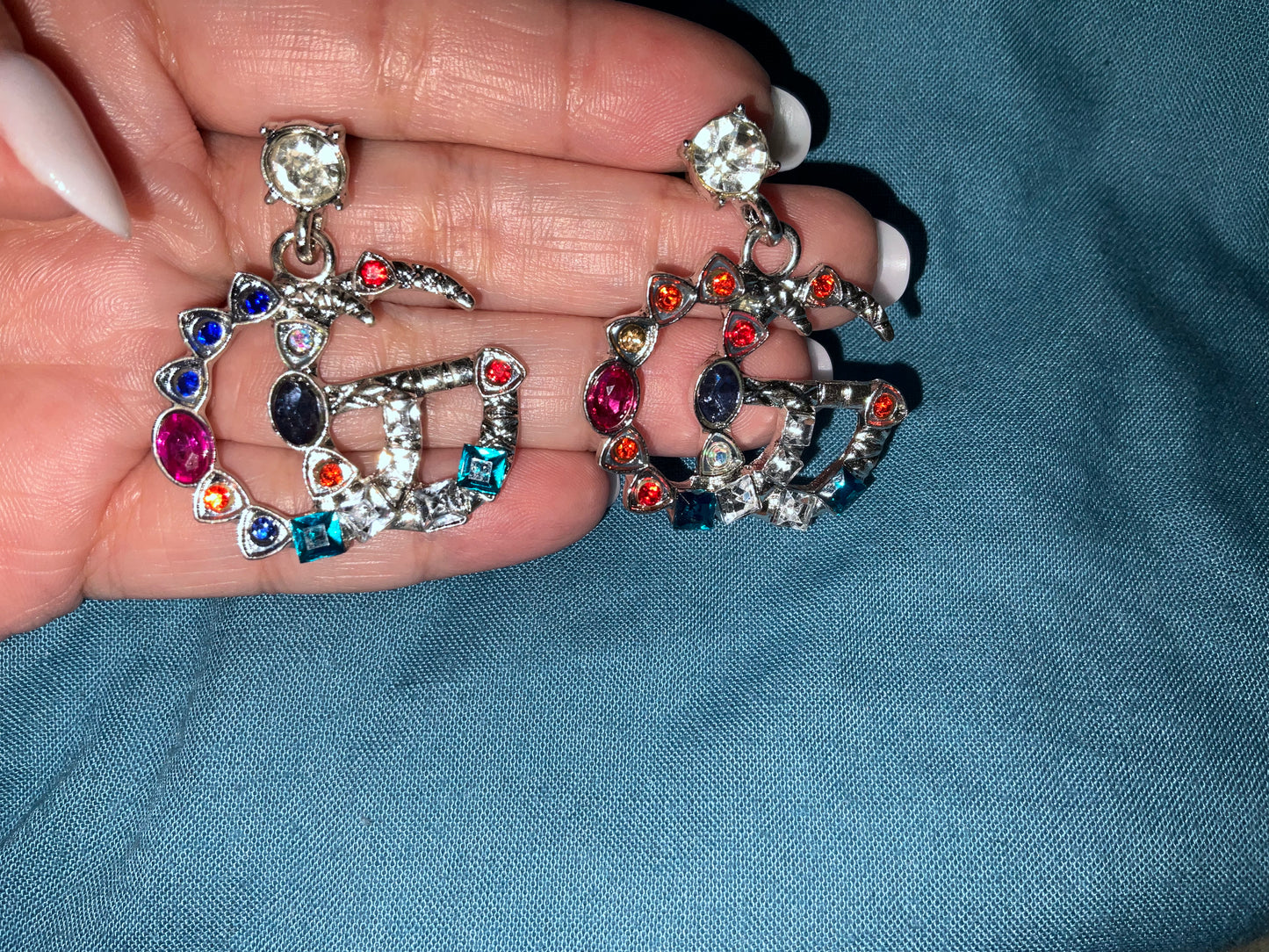 Pendientes de diseño inspirados en Pucchi con piedras multicolores plateados