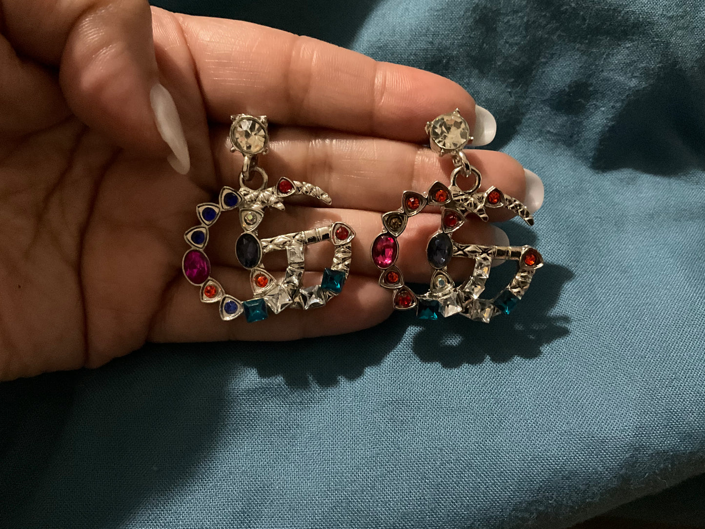 Pendientes de diseño inspirados en Pucchi con piedras multicolores plateados