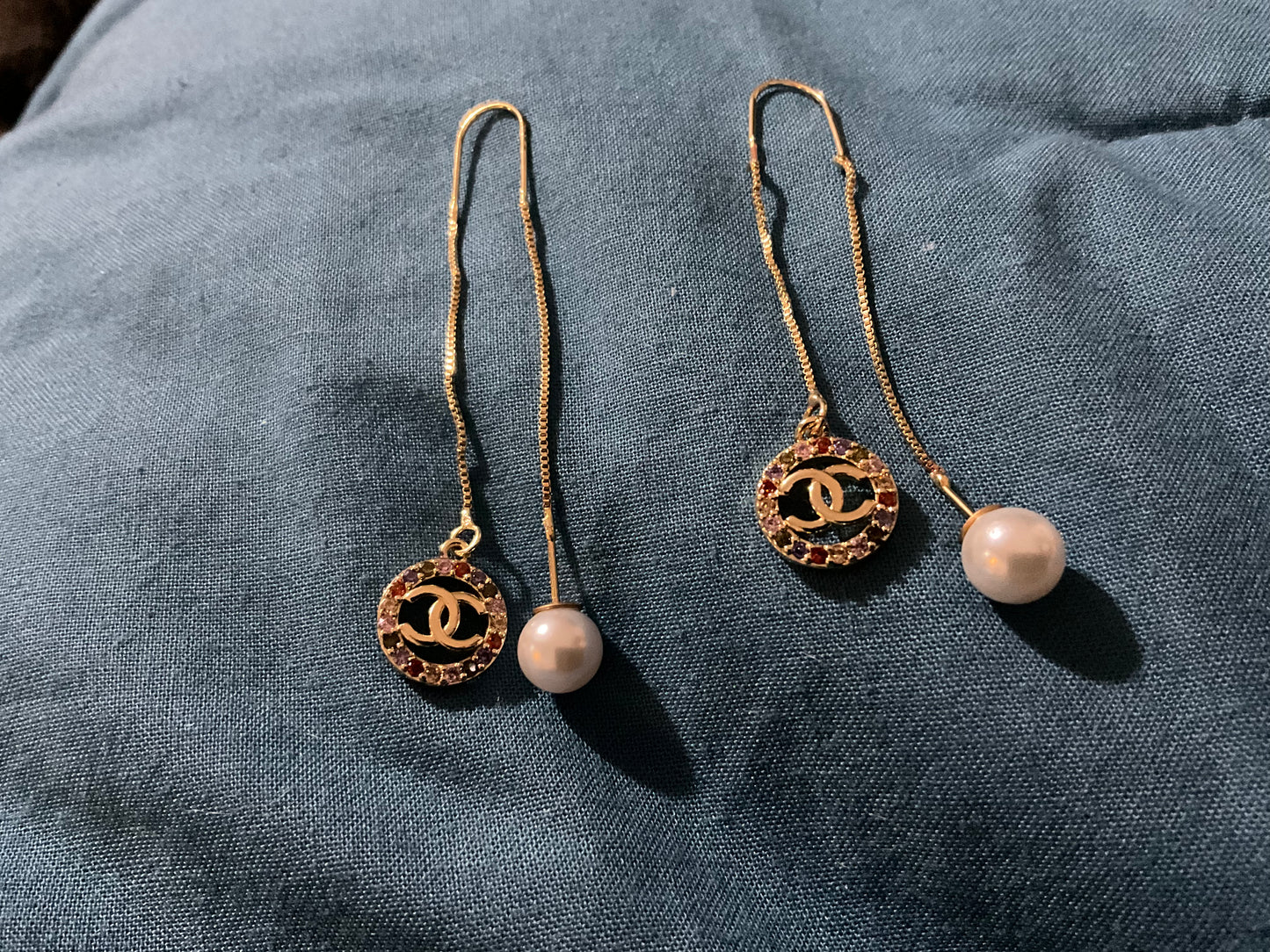 Pendientes Threader de diseñador inspirados en Canal con piedras multicolores