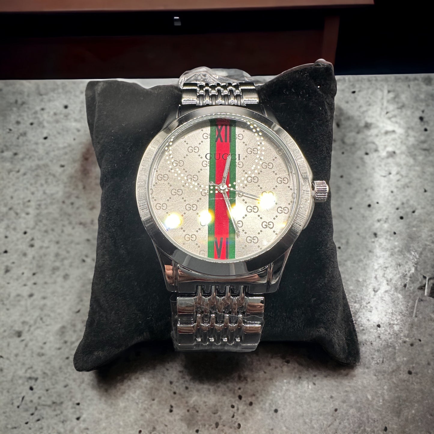 Reloj de diseño inspirado en Pucchi plateado