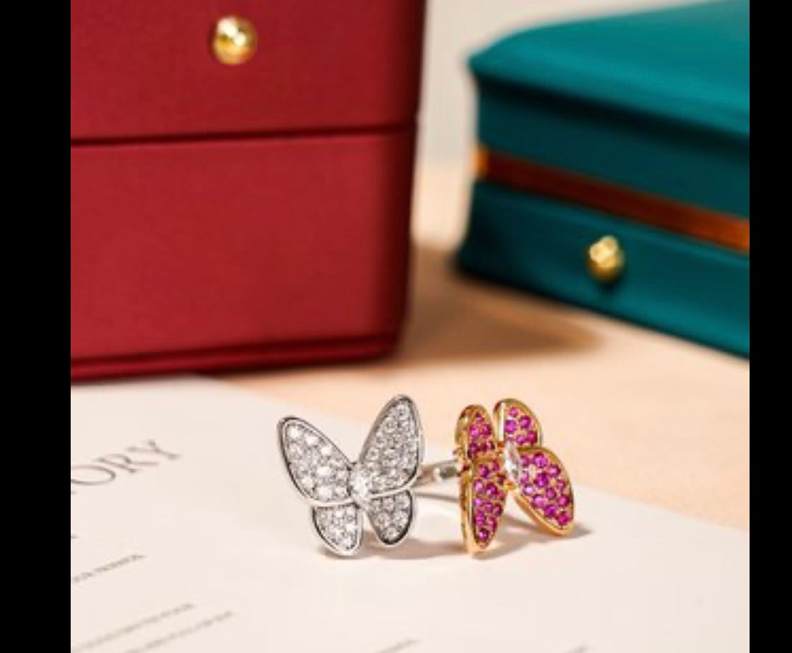 VC&A Dos mariposas entre los dedos