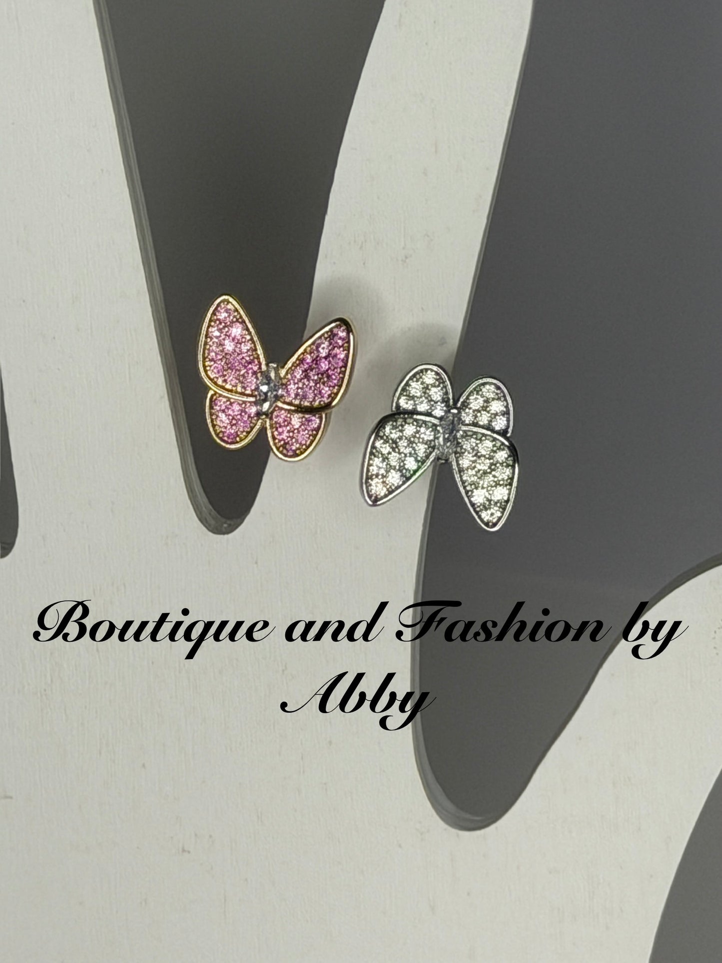 VanCli VCA Two butterflies in between fingers 3A