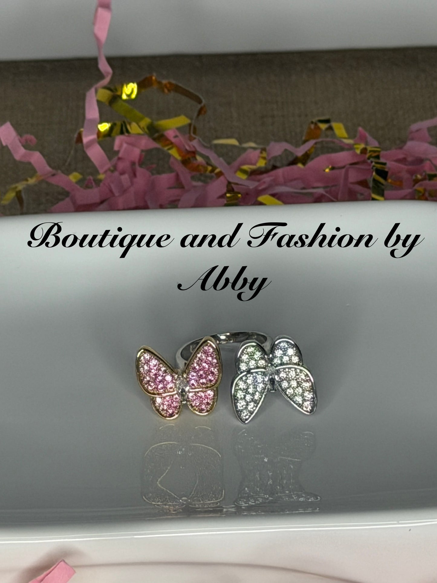 VanCli VCA Two butterflies in between fingers 3A