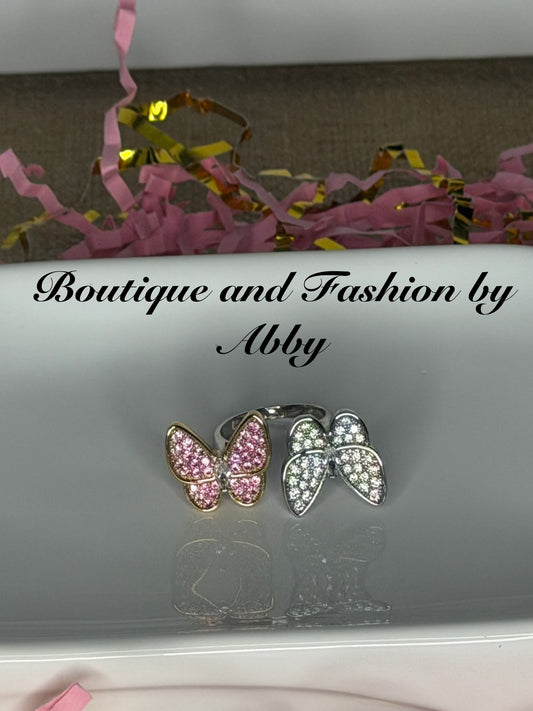 VanCli VCA Two butterflies in between fingers 3A
