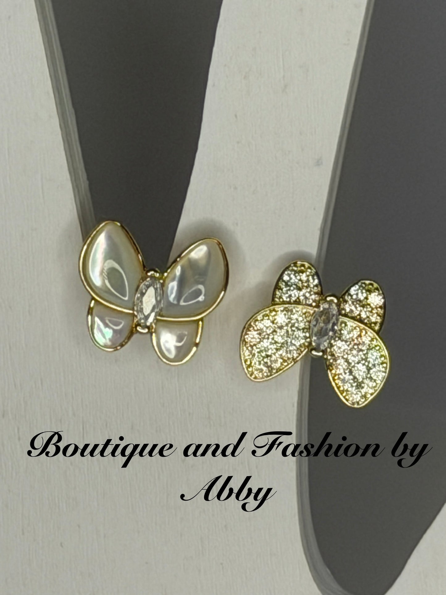 VanCli VCA Two butterflies in between fingers 3A
