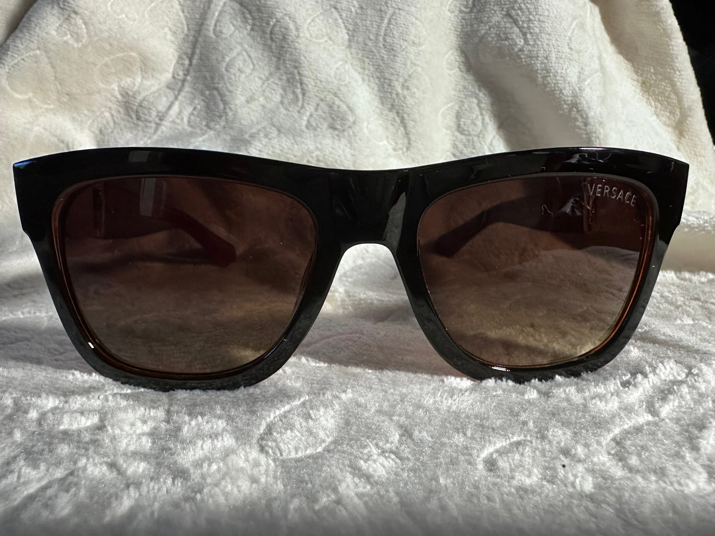 Gafas de sol de diseñador inspiradas en Medusa