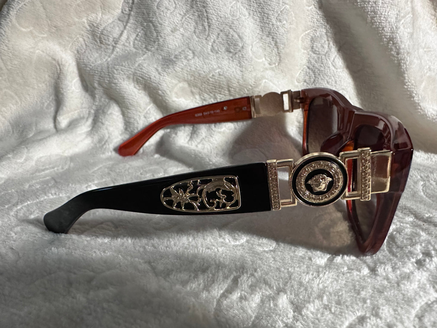 Gafas de sol de diseñador inspiradas en Medusa